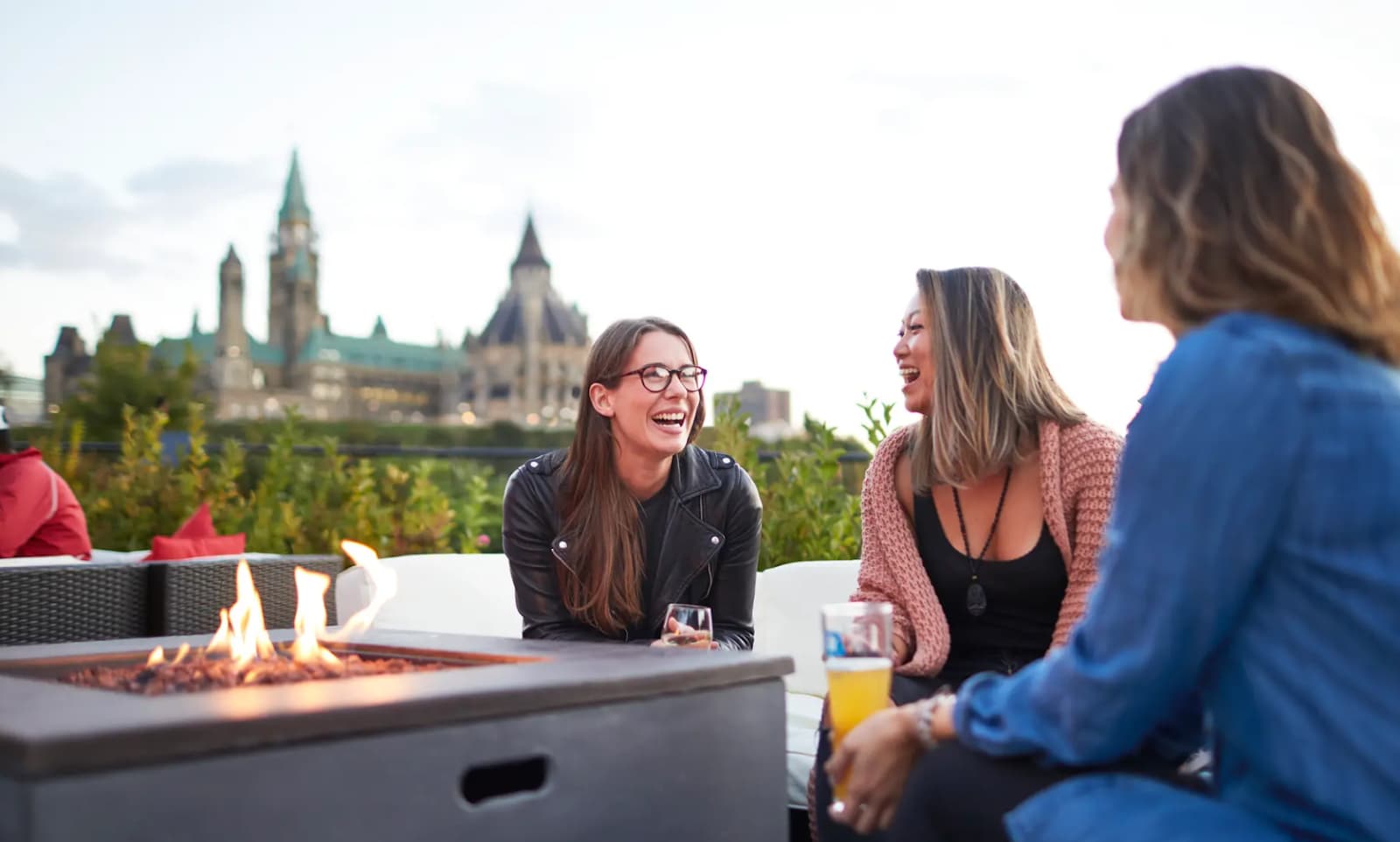 L’Art de la Rédaction de Mémoire : Analyse Approfondie des Liens entre les Tavernes Canadiennes et la Culture Locale