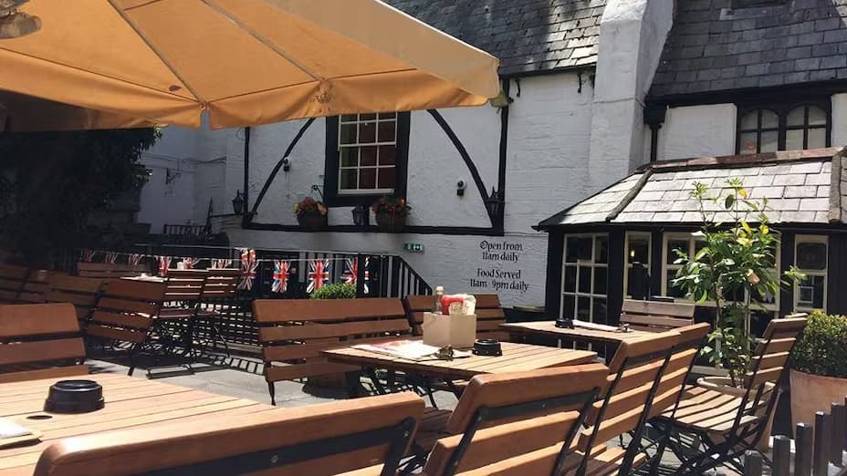 Oxford’s Hidden Gem: Unveiling the Turf Tavern’s Secrets